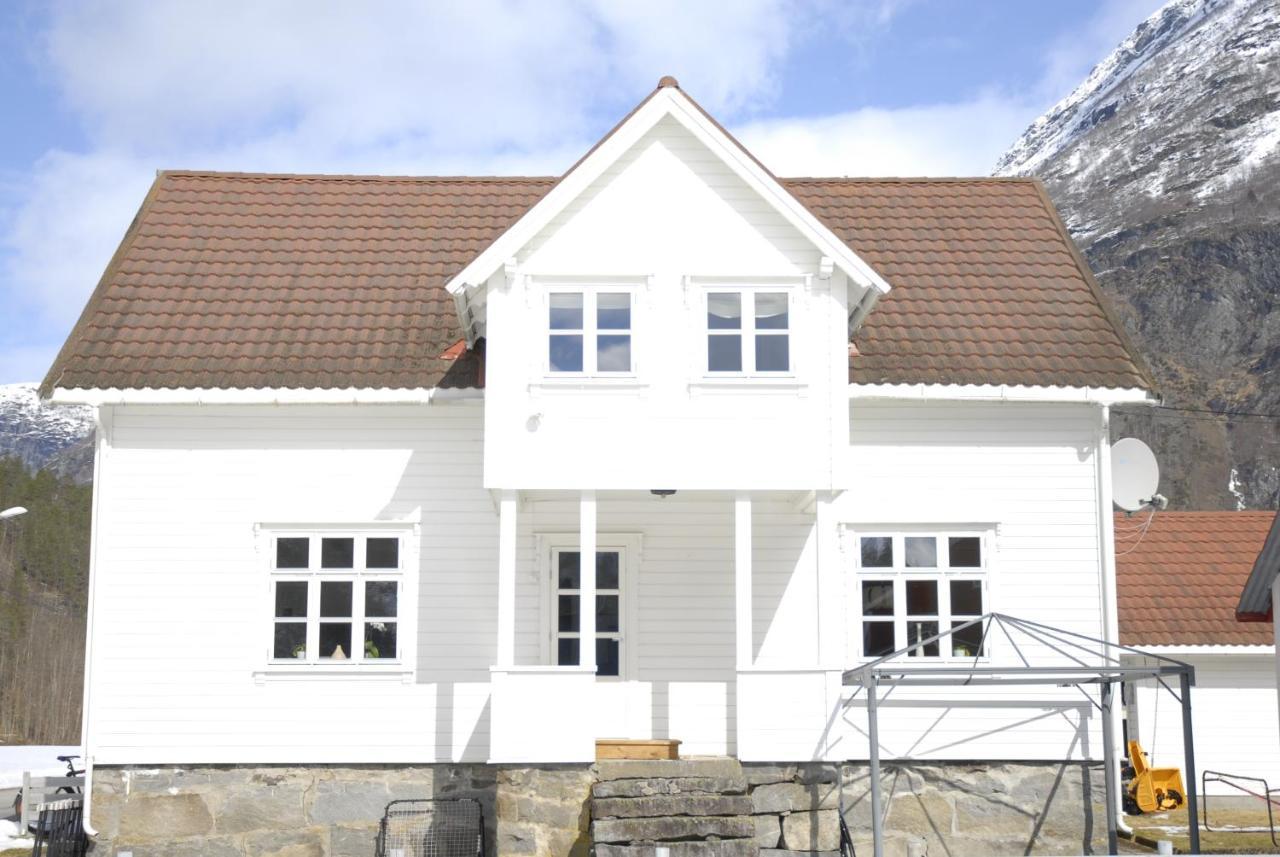 Luster Comfortable House In Quiet Area מראה חיצוני תמונה