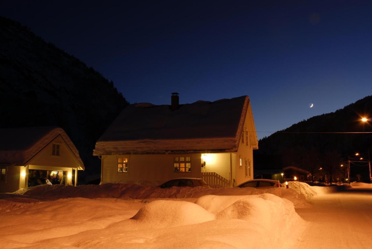 Luster Comfortable House In Quiet Area מראה חיצוני תמונה